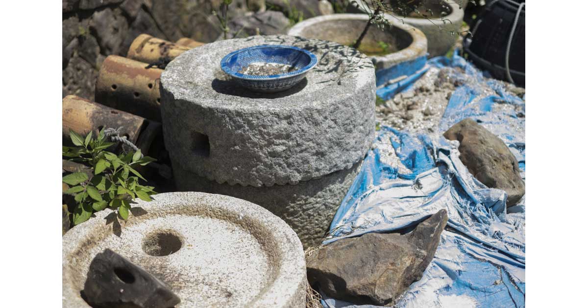 石臼を回す誰かの手 | 武蔵野から編集室・手仕事てとてと・ココンブレンド